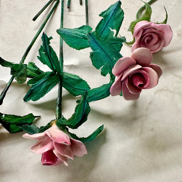 VINTAGE, PORCELAIN ROSES WITH GREEN LEAVES & STEMS. - Picture 12 of 12